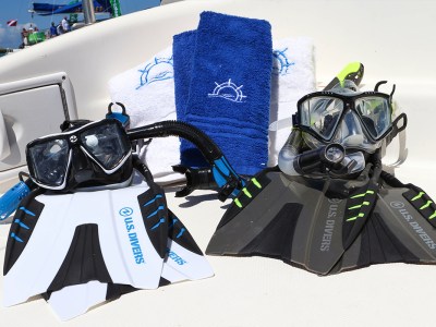 Snorkeling equipement and towels